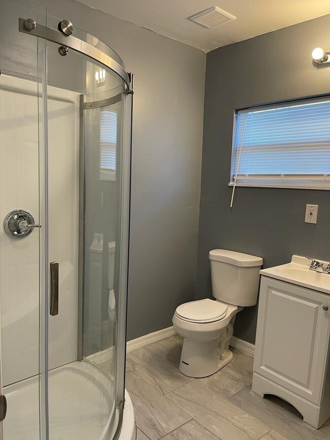 Building Photo - 2524 Hiland St