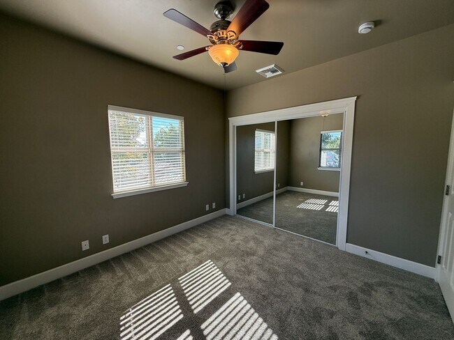 Building Photo - B11110E