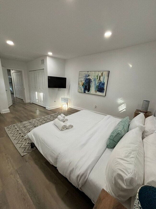 Building Photo - Beautiful Spacious Stylish near Busch Gardens at Crenshaw