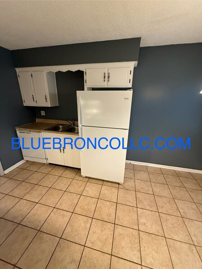 Building Photo - 1507 NE White Dr