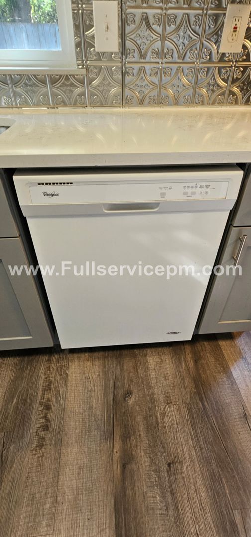 Building Photo - Beautiful duplex apt. on Quiet culdesac