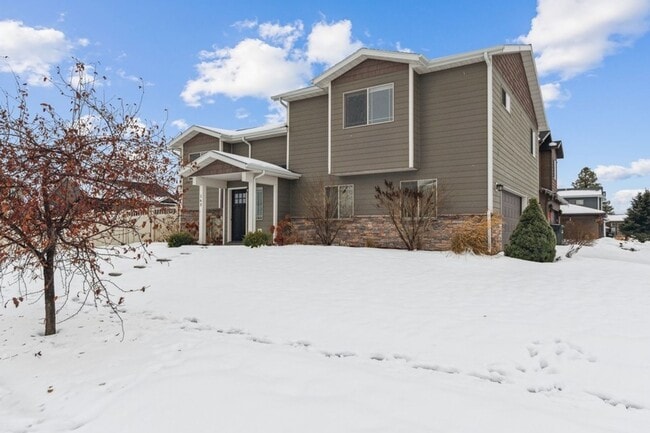 Building Photo - 4 bedroom, 3 bath, corner lot home