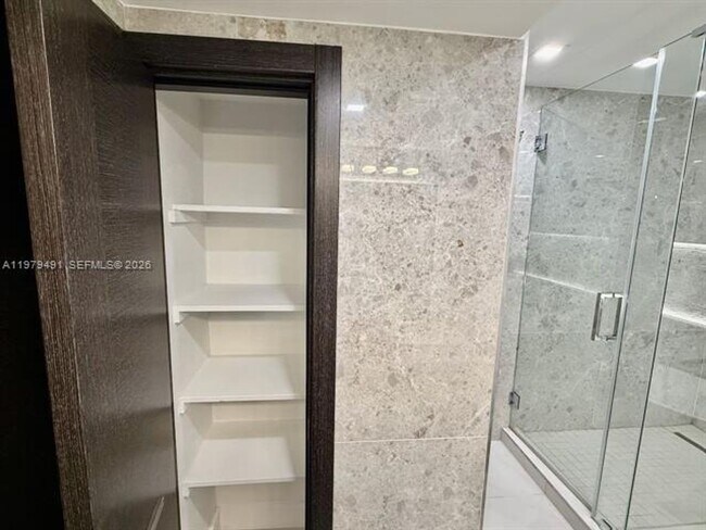 Building Photo - 900 Bay Dr