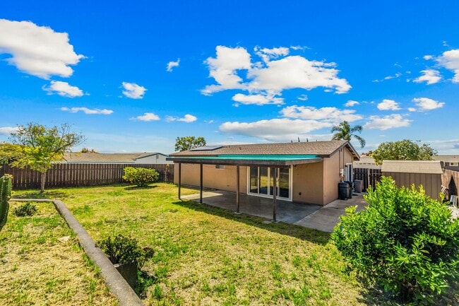 Building Photo - Beautiful Single Story In Great Location!!
