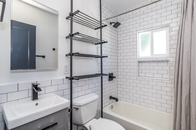 Hallway Bathroom - 1711 S Ridgeley Dr