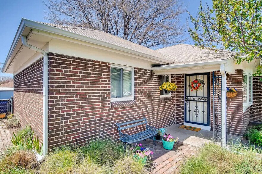 Building Photo - 2933 Ivanhoe St