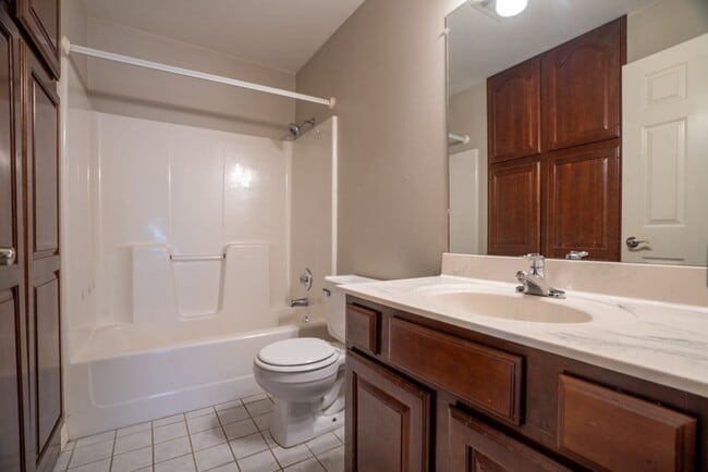 Building Photo - 3 bed 2 Bath townhome in a great location