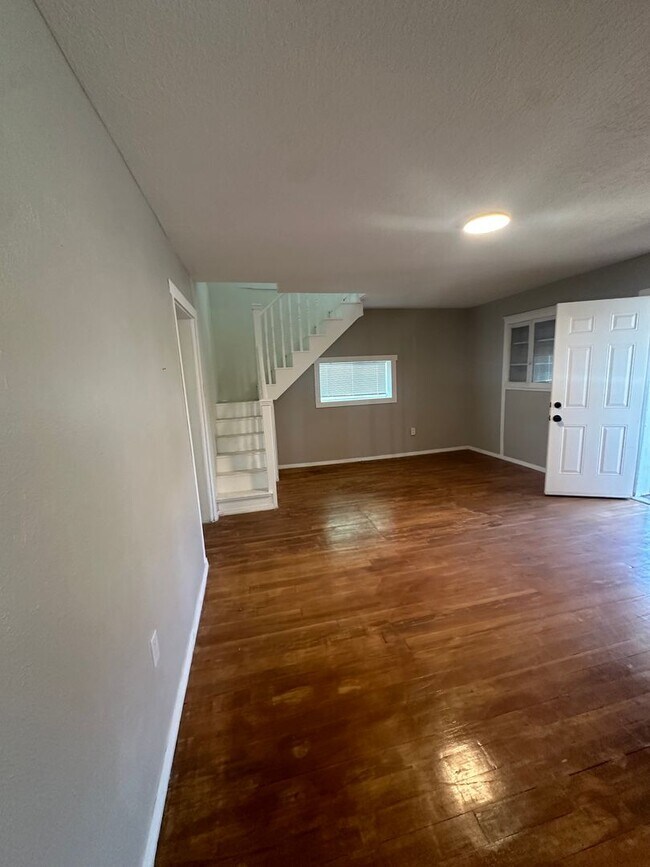 Building Photo - 3 bedroom 1 bath house