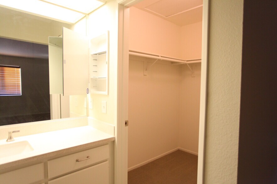 Suite closet - 11068 Sharp Ave