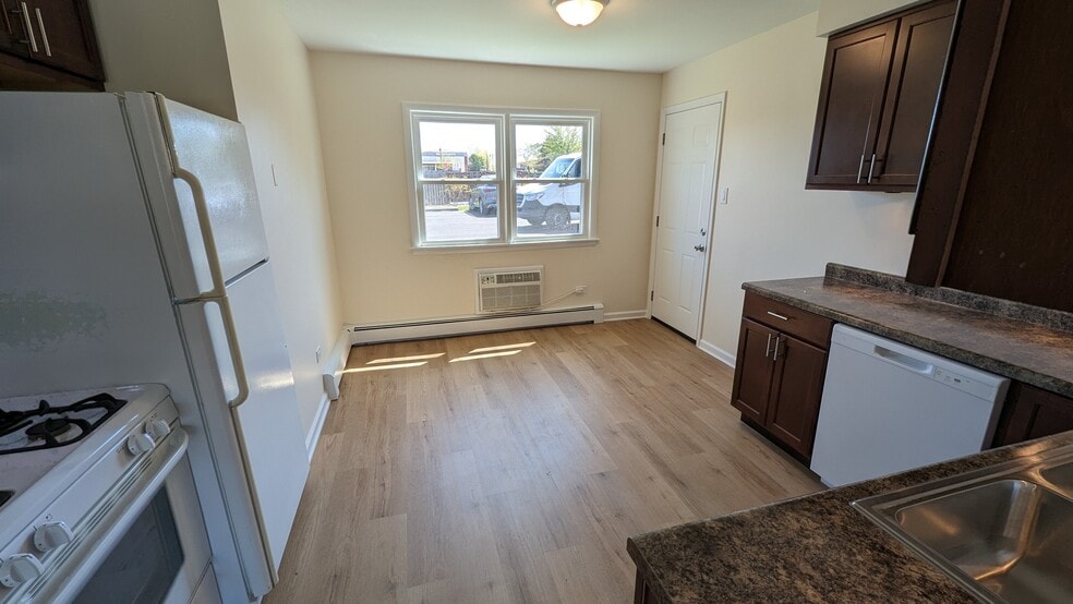 Building Photo - 14475 Jefferson Ave