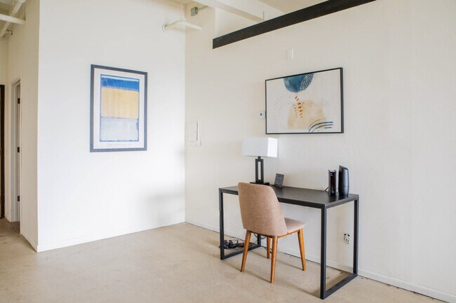 Building Photo - 823 N 2nd St