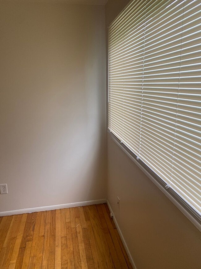 Building Photo - Newly painted 3 bedroom 1 bathroom bi-leve...