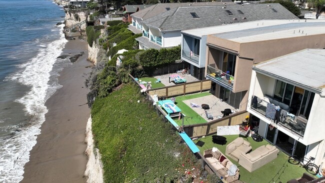 Building Photo - 6571 Del Playa Dr