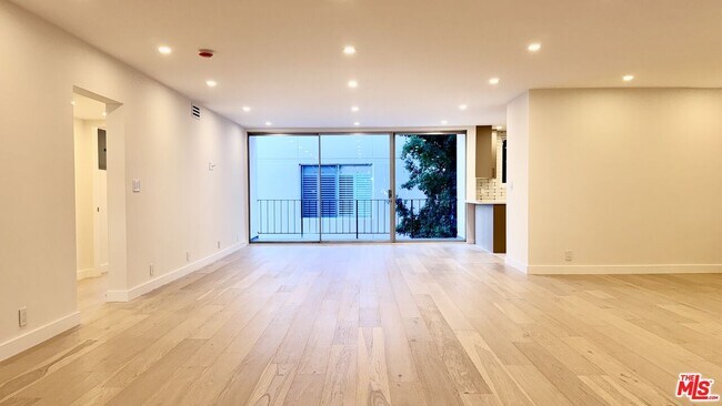 Building Photo - 414 N Palm Dr