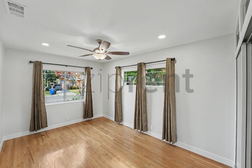 Building Photo - Unit