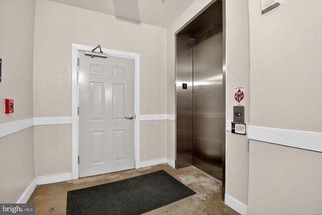 Building Photo - 12945 Centre Park Cir