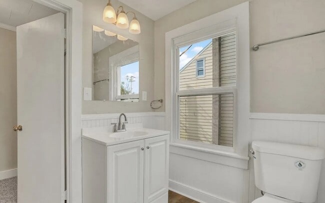 Building Photo - House For Rent