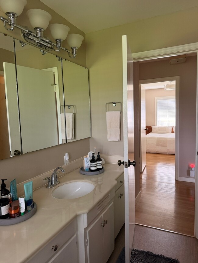 Building Photo - 3860 Linda Vista Ave