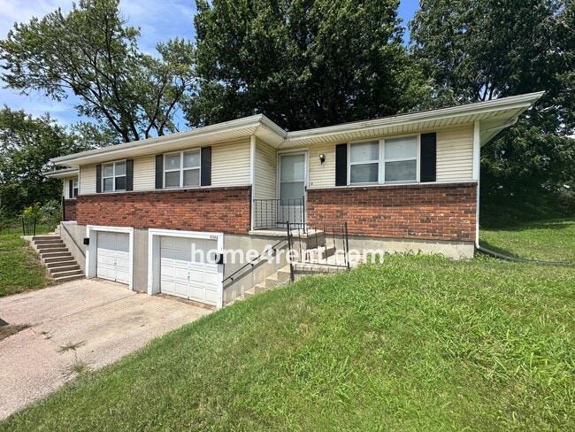 Building Photo - Raised Ranch Style Home in KCK w/ a Finished Basement and Conveniently Located Near I-635!