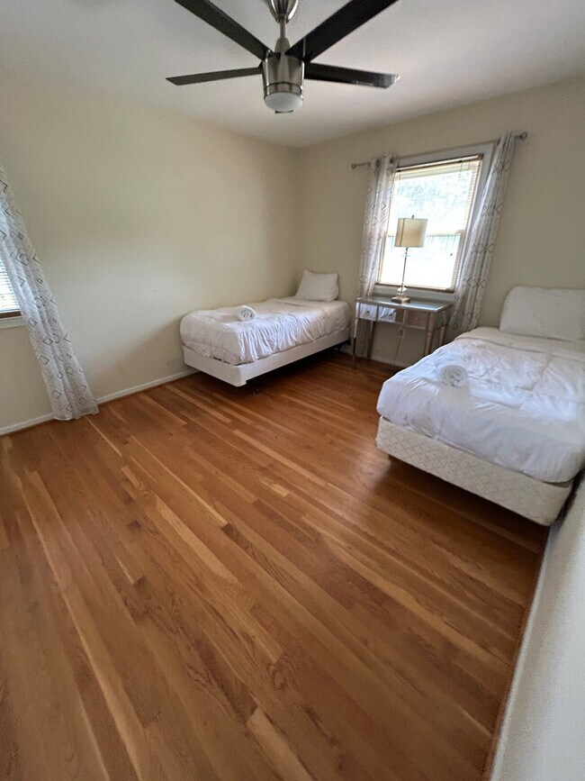 Building Photo - 1937 Woodford Rd