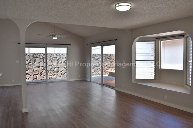 Building Photo - Renovated Single Level 3/2 w/ garage Waipi...