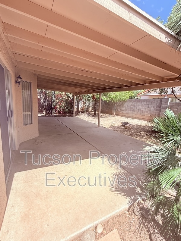 Building Photo - 9472 N Albatross Dr