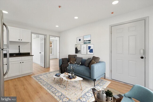 Building Photo - 9 W Hinckley Ave