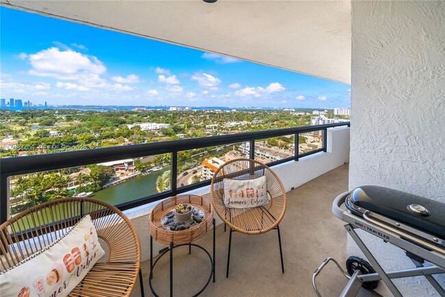 Building Photo - 2555 Collins Ave