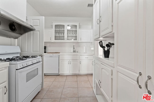 Building Photo - 607 N Gramercy Pl