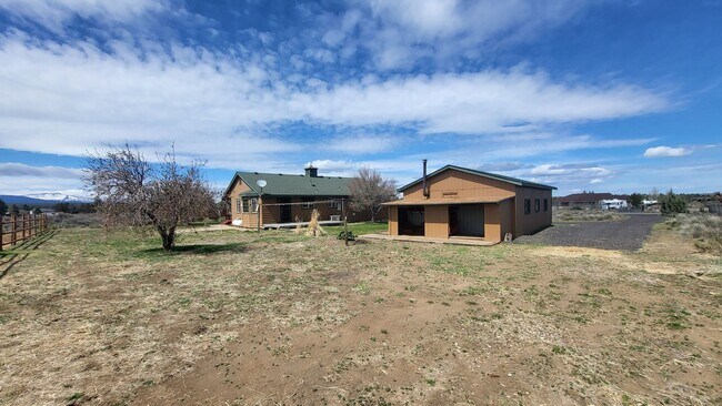 Building Photo - 3 Bed 2 Bath Single level - Horse Property...