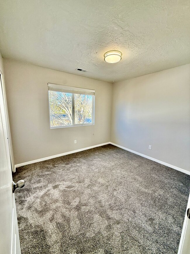 Building Photo - Adorable 3-BR Parkside Townhome