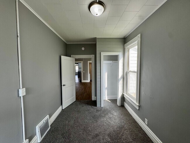 Building Photo - 410 9th St