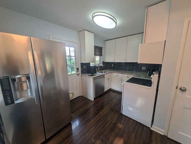 Building Photo - Lovely 4BR/3BA single family home with att...