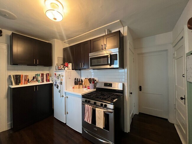 Building Photo - {4331} Updated West Plaza Bungalow + Moder...