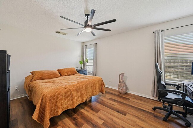 Building Photo - 5920 NW Wolverine Rd