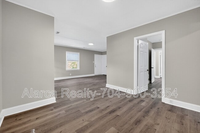 Building Photo - 2322 Belfast Dr