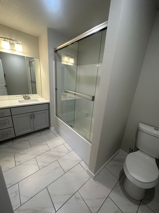 Building Photo - Newer low maintenance duplex in highly desired Camas area w/ great schools!