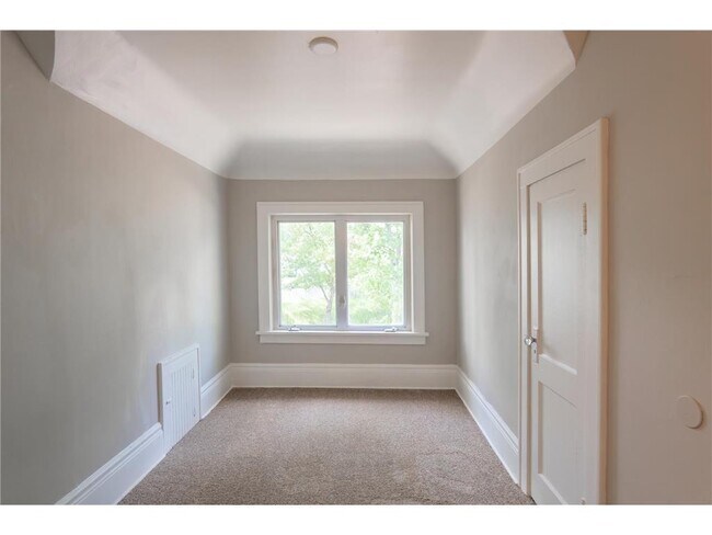 Building Photo - 188 Wyoming St E