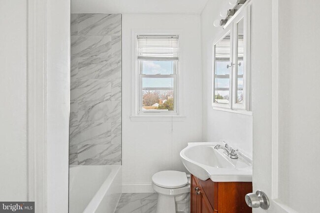 Building Photo - 165 Hampshire Rd