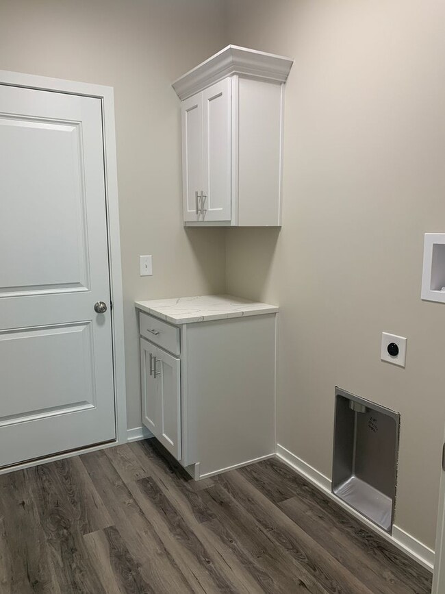 Building Photo - Beautiful 3bed/3bath ranch townhome