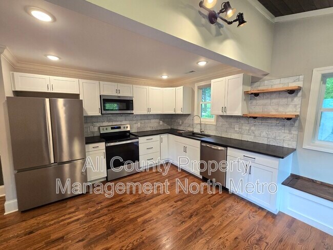 Building Photo - 545 Lakeview Dr