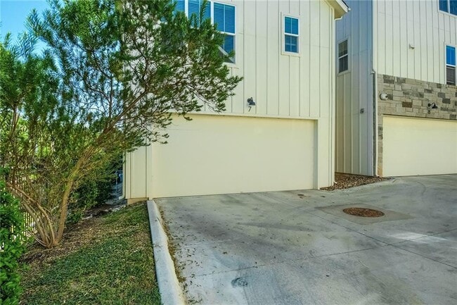 Building Photo - 2624 Metcalfe Rd