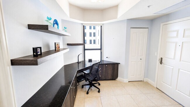 Building Photo - SEASONAL/SHOT TERM/ ANNUAL Turnkey furnished high end condo downtown