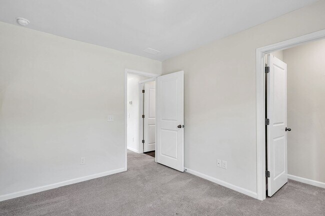 Building Photo - 4 Bedroom 3 Bath Home Located in Shell Pointe at Cobblestone Village in Summerville!