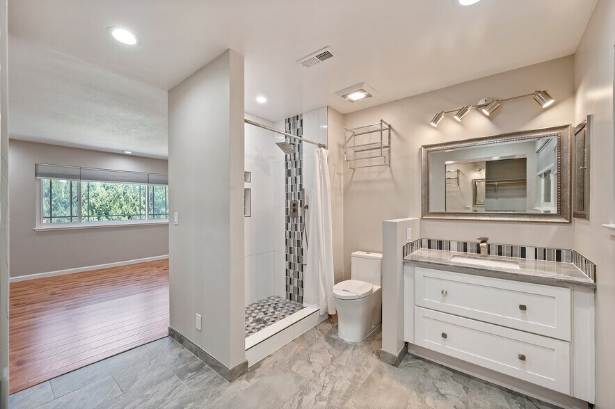 Building Photo - 3661 Slopeview Dr