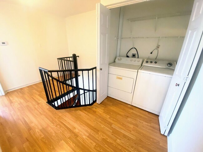 Building Photo - 2-Bed, 2.5-Bath Townhouse Near McNeese State University