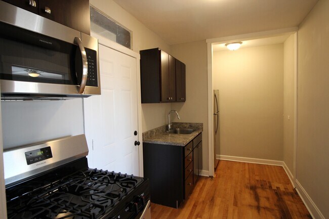 Building Photo - 2 Bed / 1 Bath Rehabbed Apartment in Hermosa near Fullerton Bus, Restaurants & Shopping. Updated ...