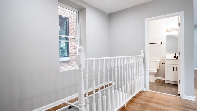 Building Photo - Amazing 4-bed Duplex by UIC