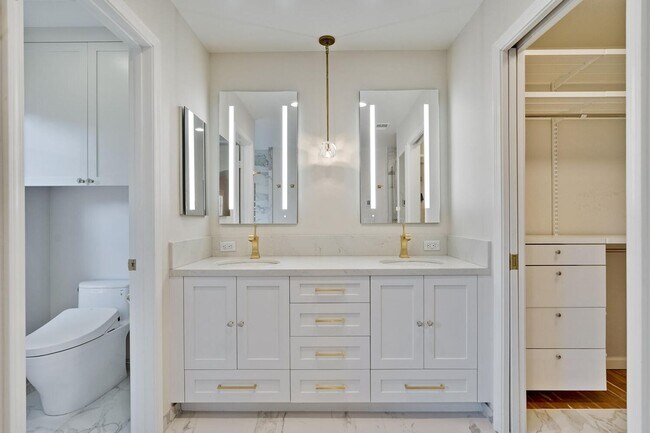 Building Photo - Beautiful and spacious 3 bedroom 2.5 bath ...