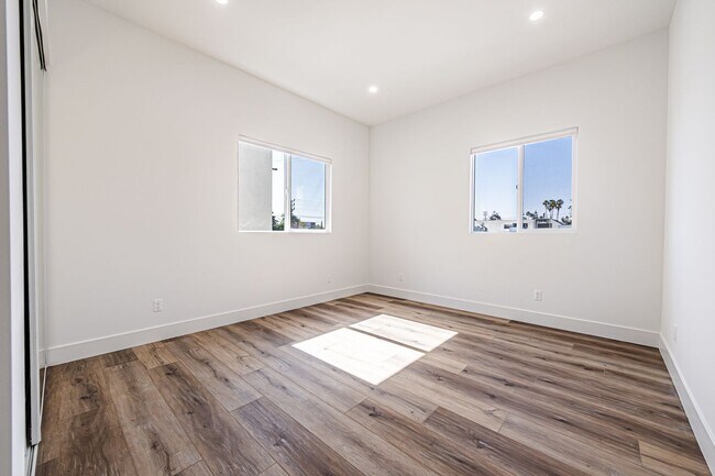 Building Photo - 4445 Auckland Ave